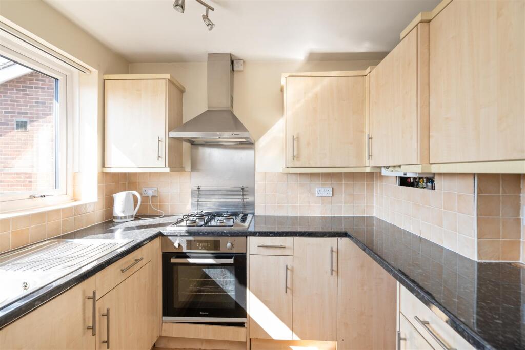8 Romford Close_2.jpg