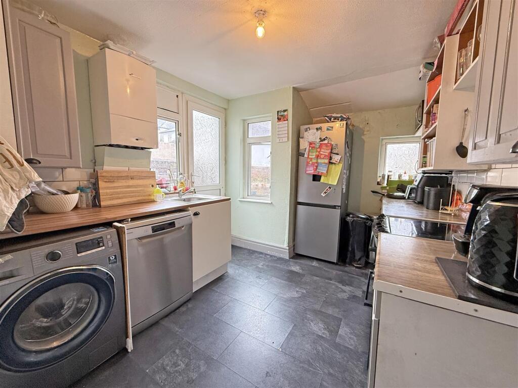 Cedarcroft Road 4 - Kitchen.jpg