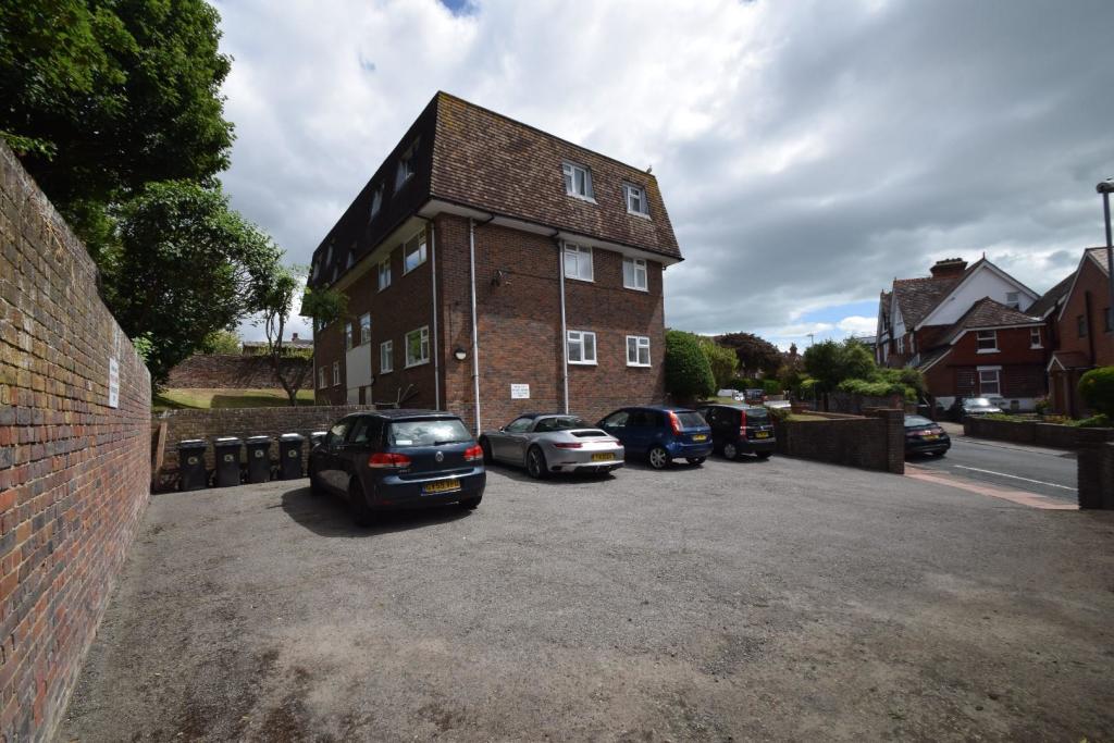 2 Broad Lawns De Roos Road parking.JPG