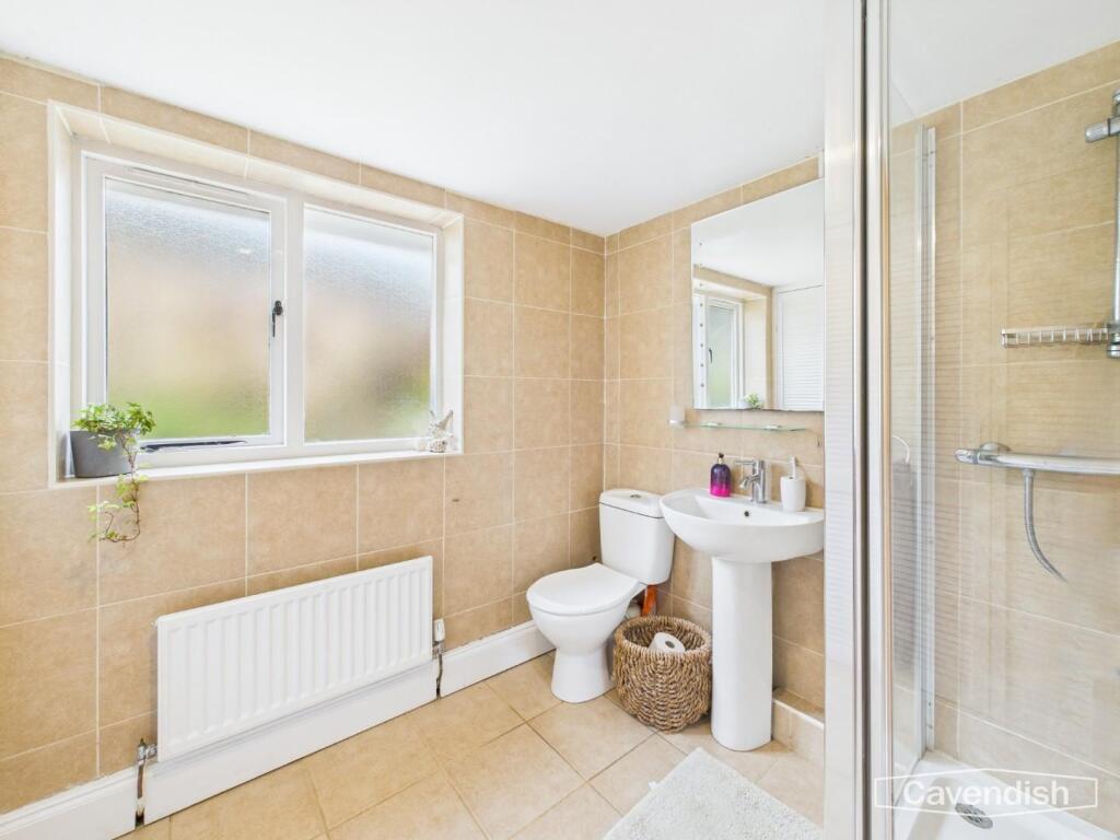 EN-SUITE SHOWER ROOM