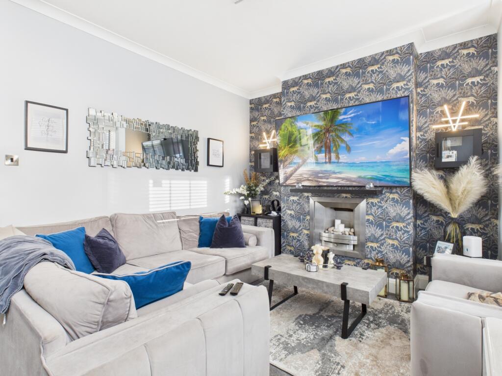 CAM03729G0-PR0146-STILL024