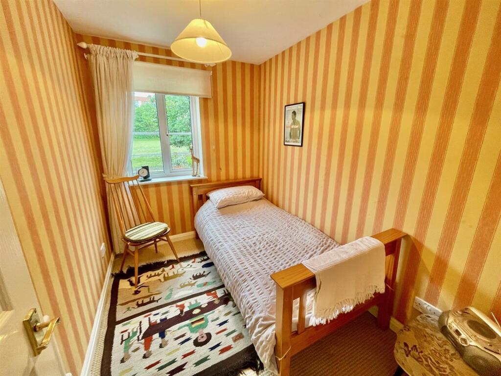 2 Oaklands Wood Bed 3.jpg