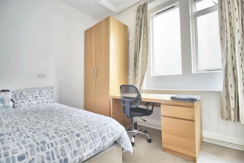 Student-lets bedroom 2.jpg