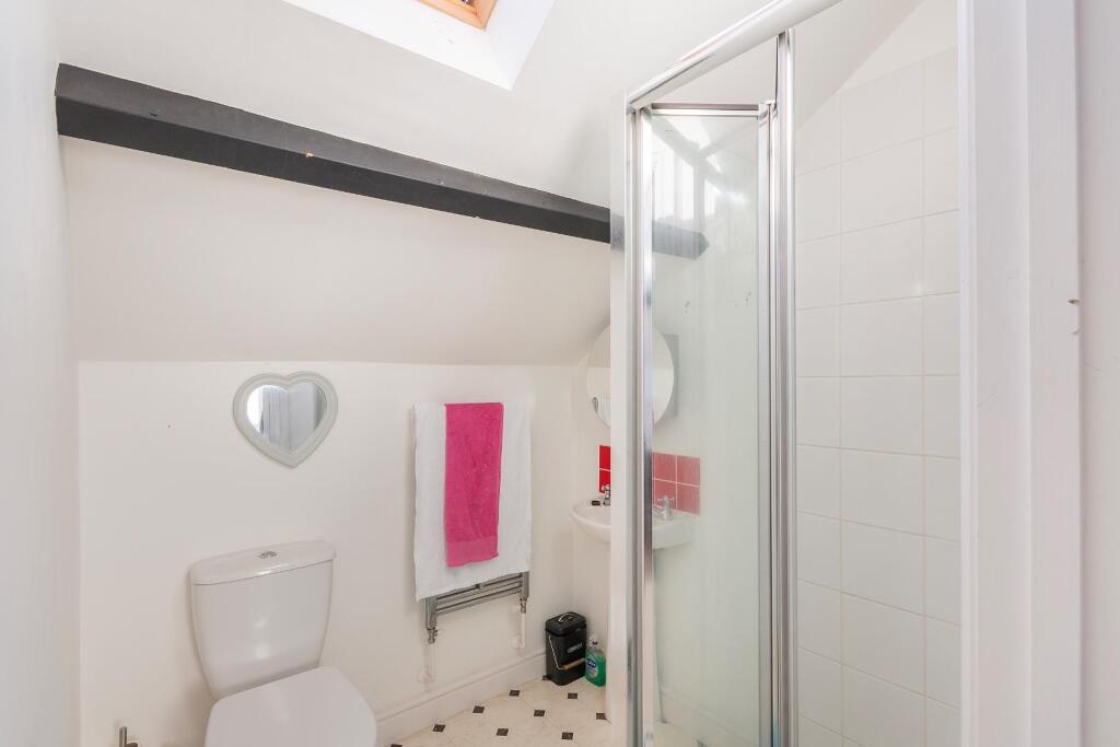 3B9RKE - Ensuite B.jpg