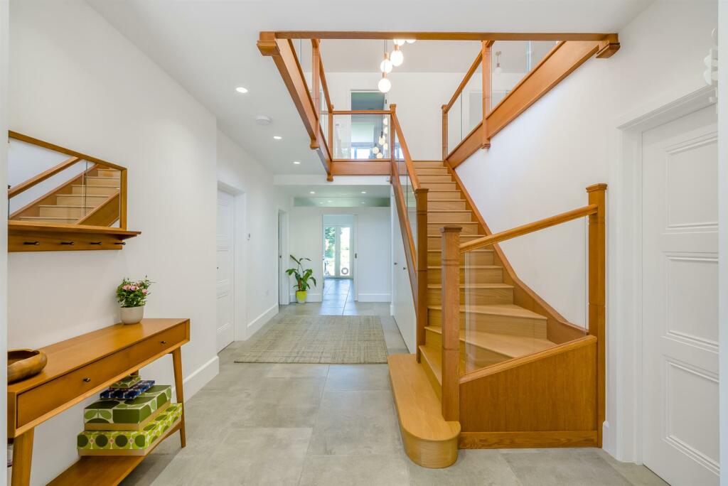 8594318-interior70.jpg