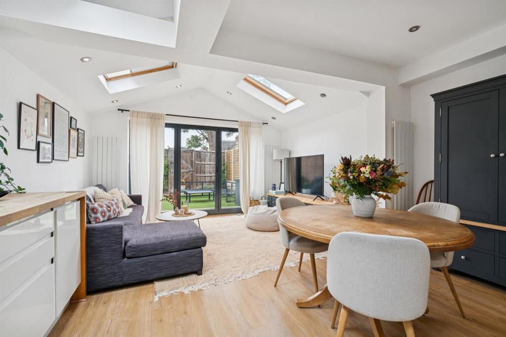 GFF 77 Fortescue Road Colliers Wood SW19 2EA recep