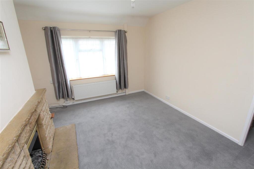 IMG_5232 Livingroom 2.jpg