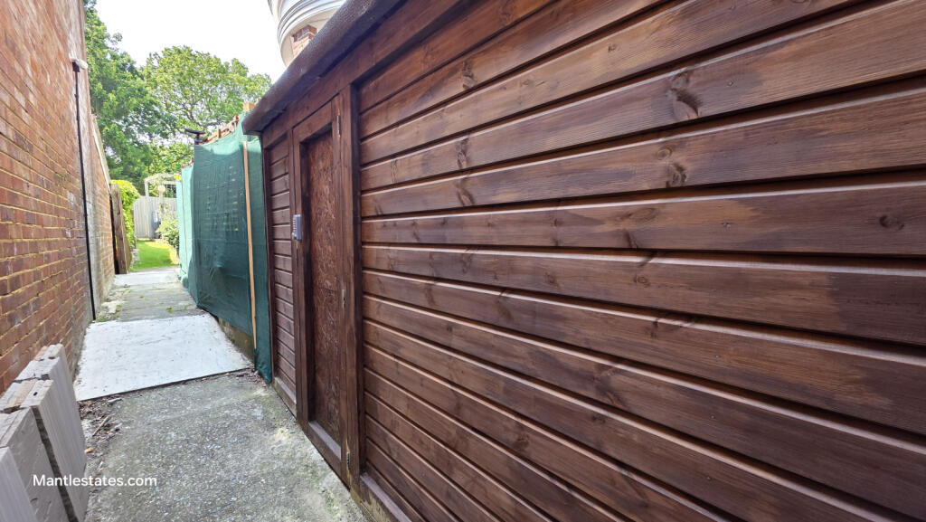 GARDEN SHED