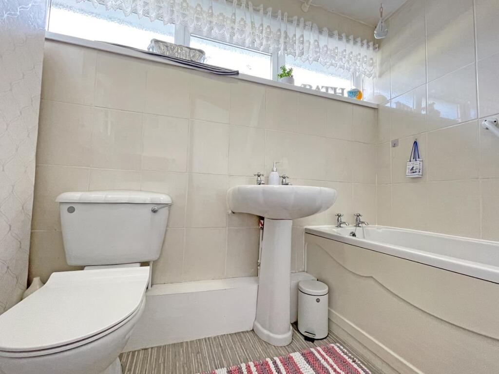 St Peters Road 80 - Bathroom.jpg