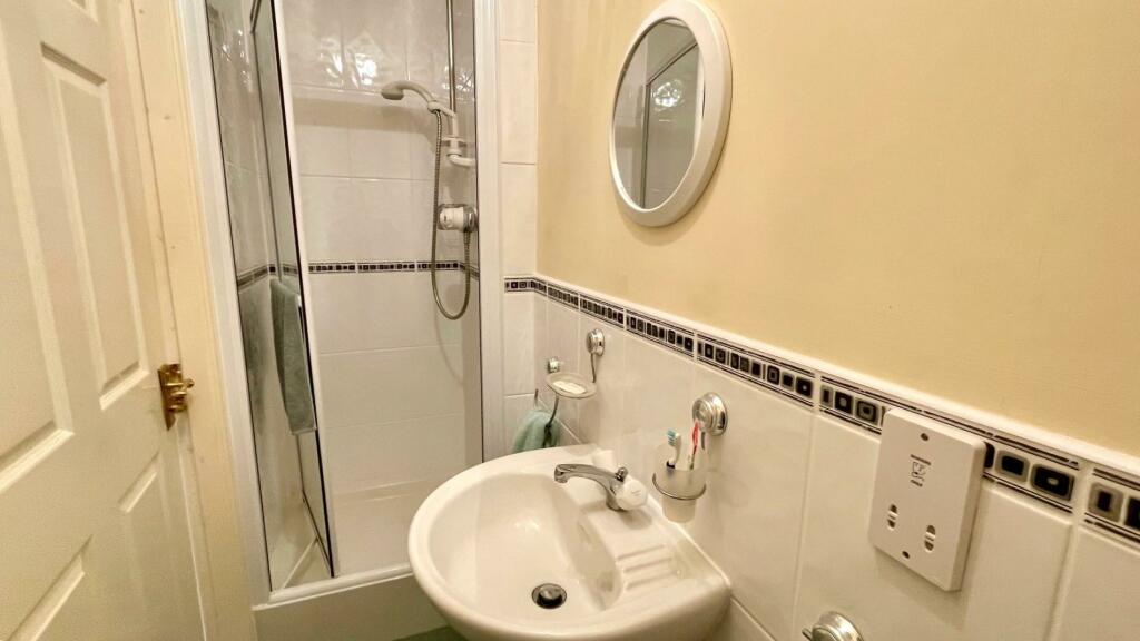 EN-SUITE 3-PIECE SHOWER ROOM