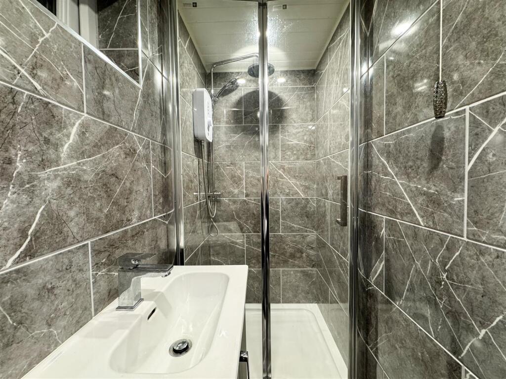 GARAGE OCCASIONAL ROOM &amp; EN SUITE SHOWER ROOM