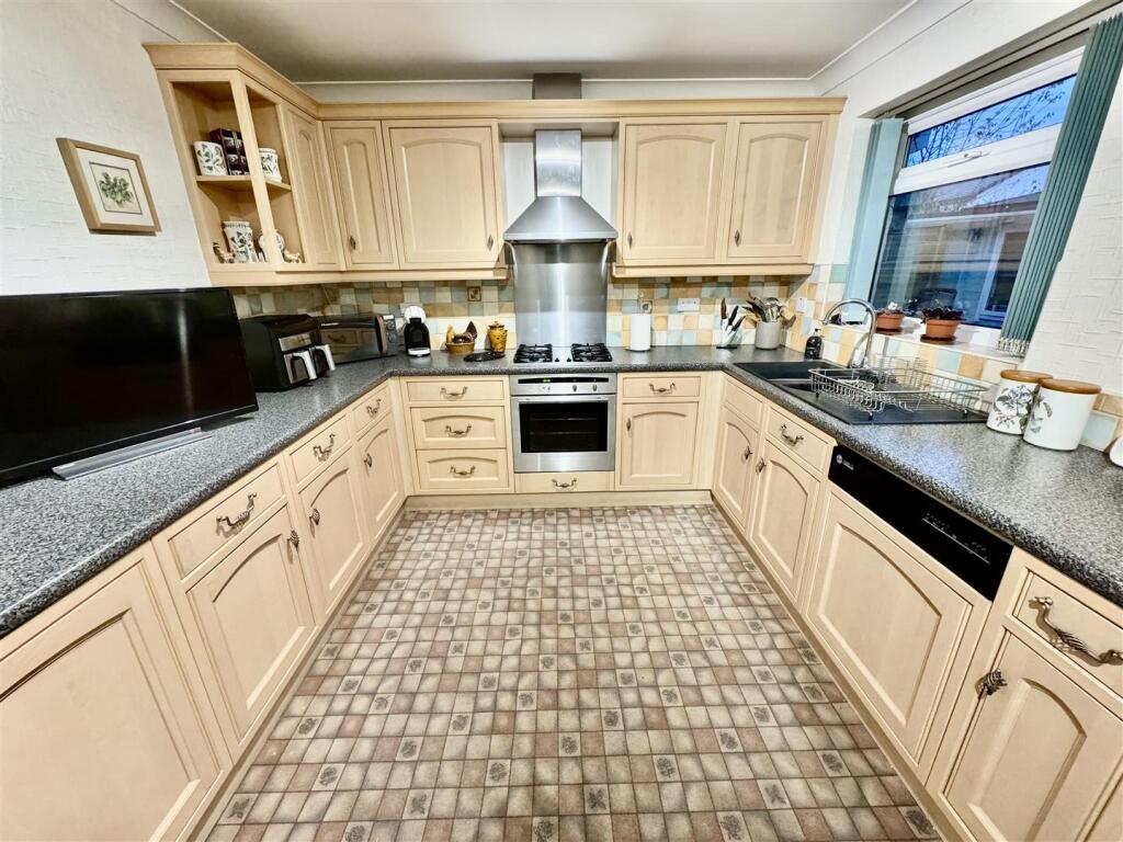 KITCHEN/BREAKFAST ROOM