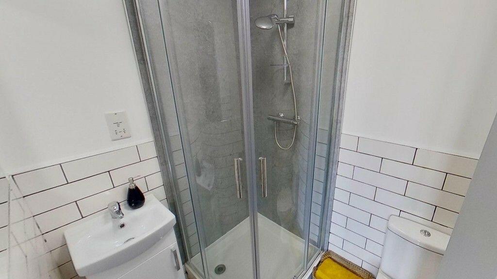 Bedroom 5 ensuite
