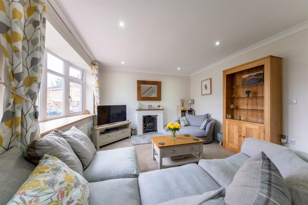 4 Oaktree Close-012.jpg