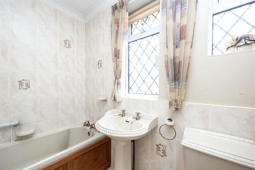 Larkfield Way 20 BATHROOM.jpeg