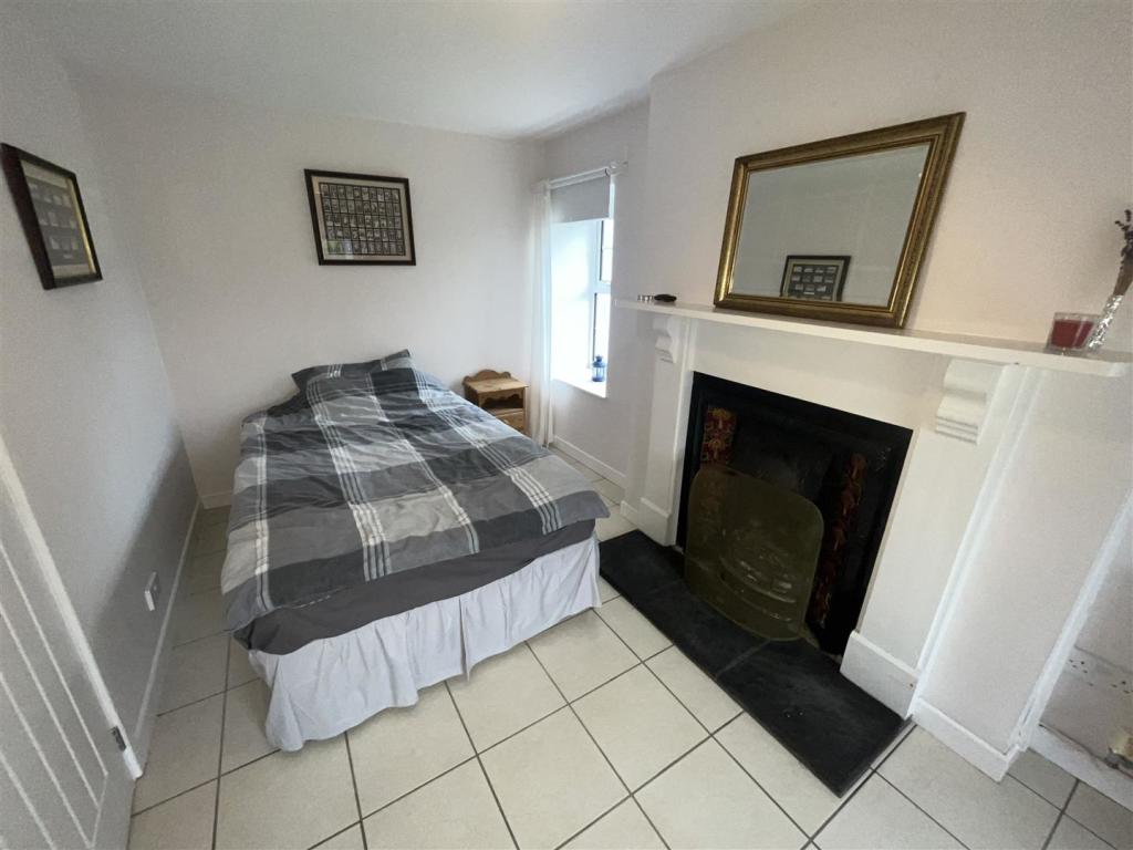 SITTING ROOM/BEDROOM 3