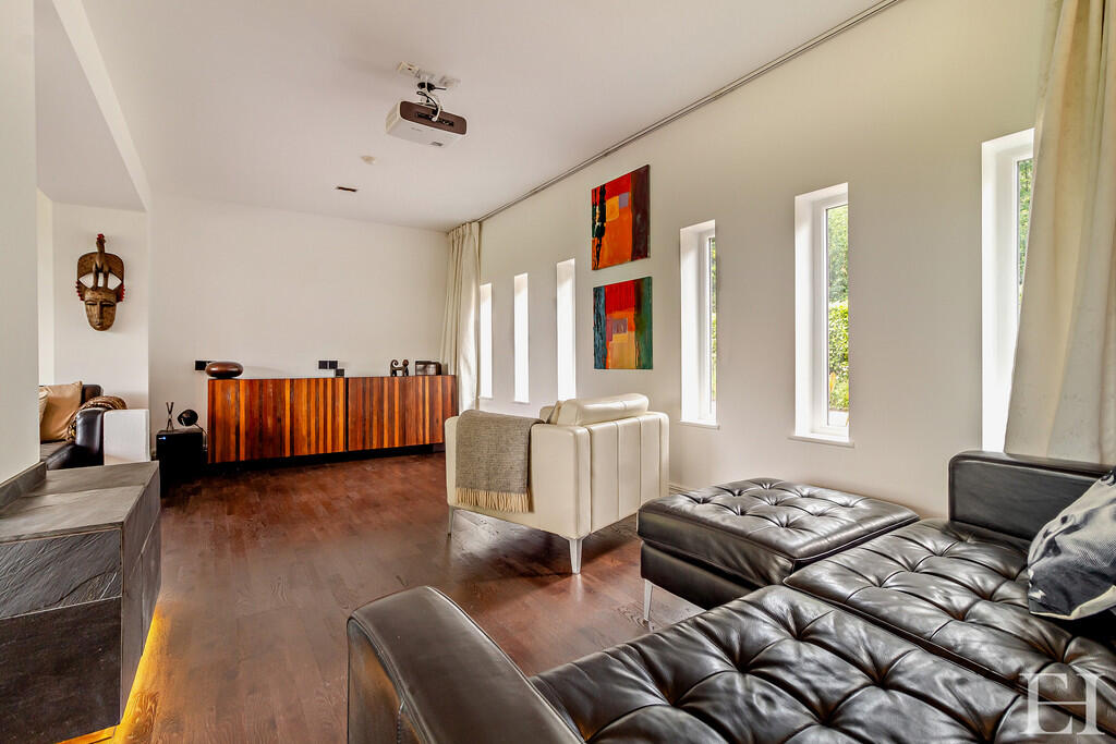 8605532-interiorW...