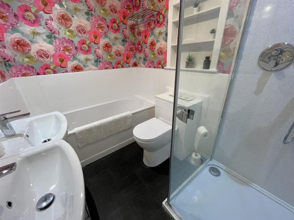 EN-SUITE BATHROOM