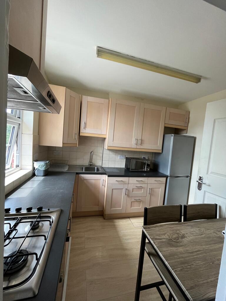 This well-equipped kitchen features modern appl...