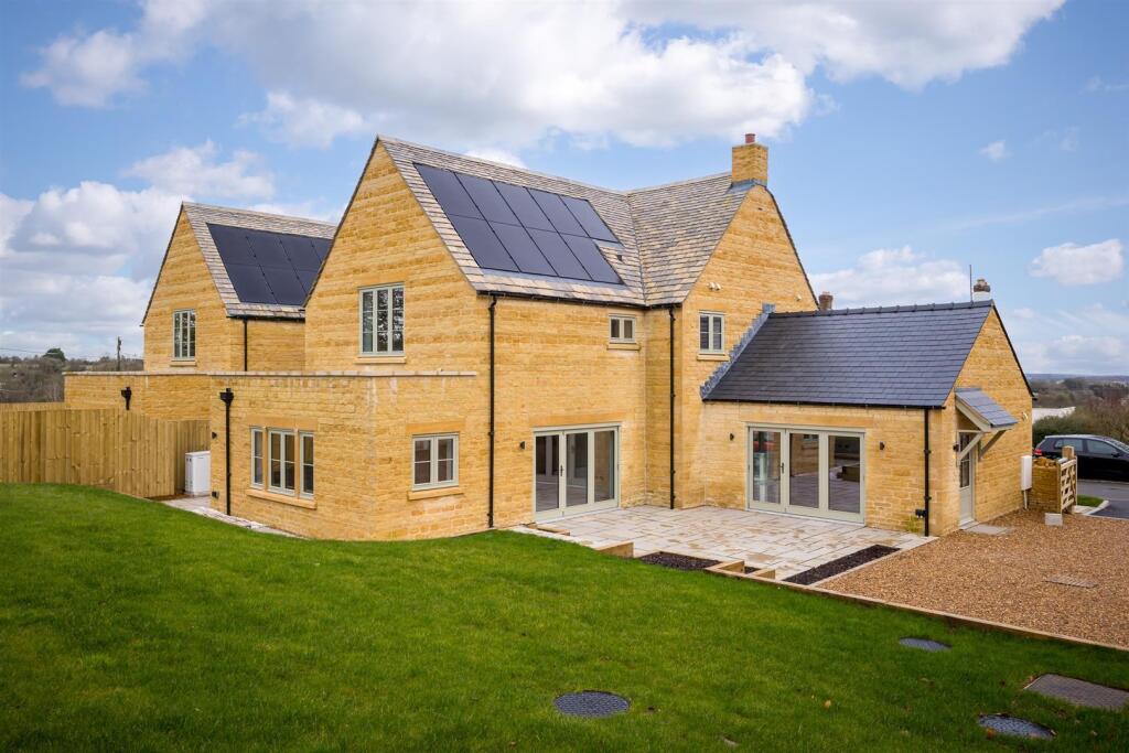 18 - Chaddesworth House - GL54 4NE - Web.jpg