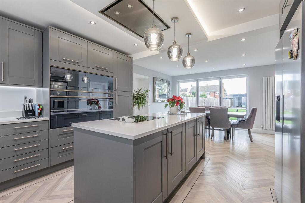 28 Cornwall Avenue, Byfleet, KT14 7EY - 18.jpg