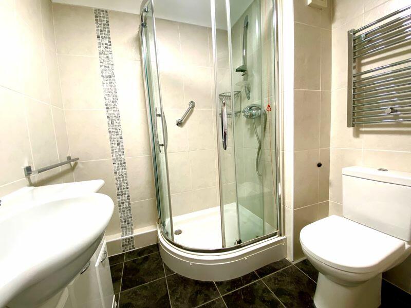 Modern Shower Room/WC