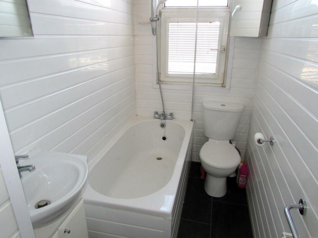 WestonAve19bath.JPG