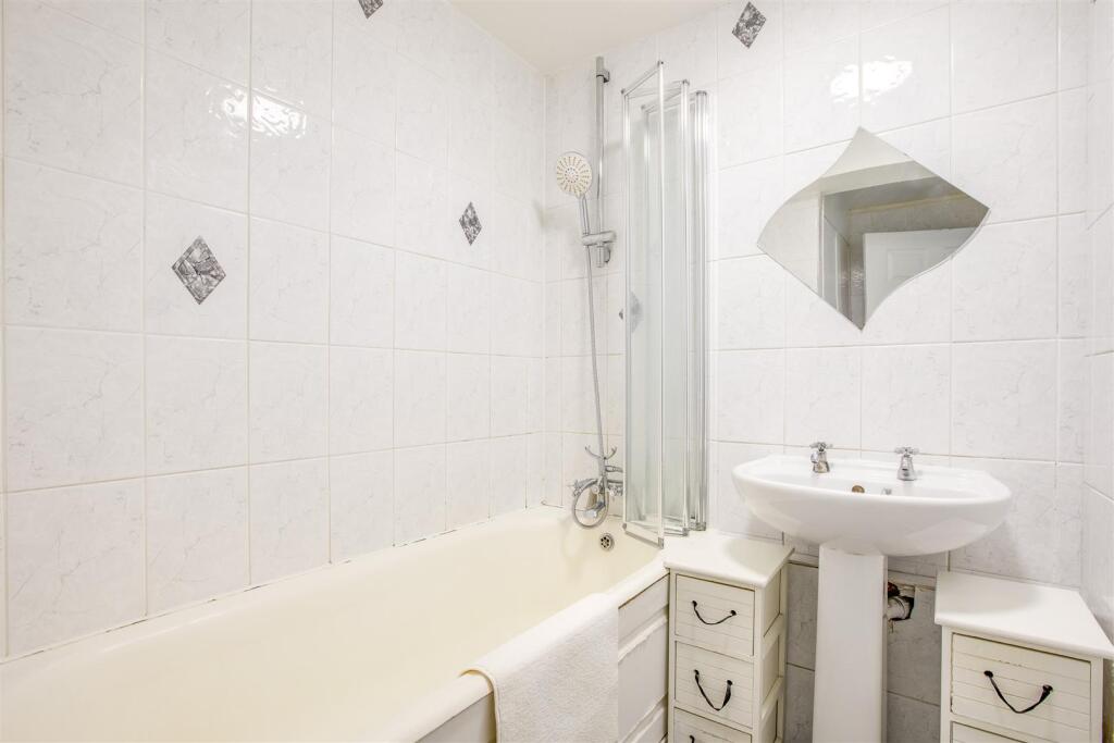 Flat 4, Seven Acre house, Queensmead Road, HP10 9X