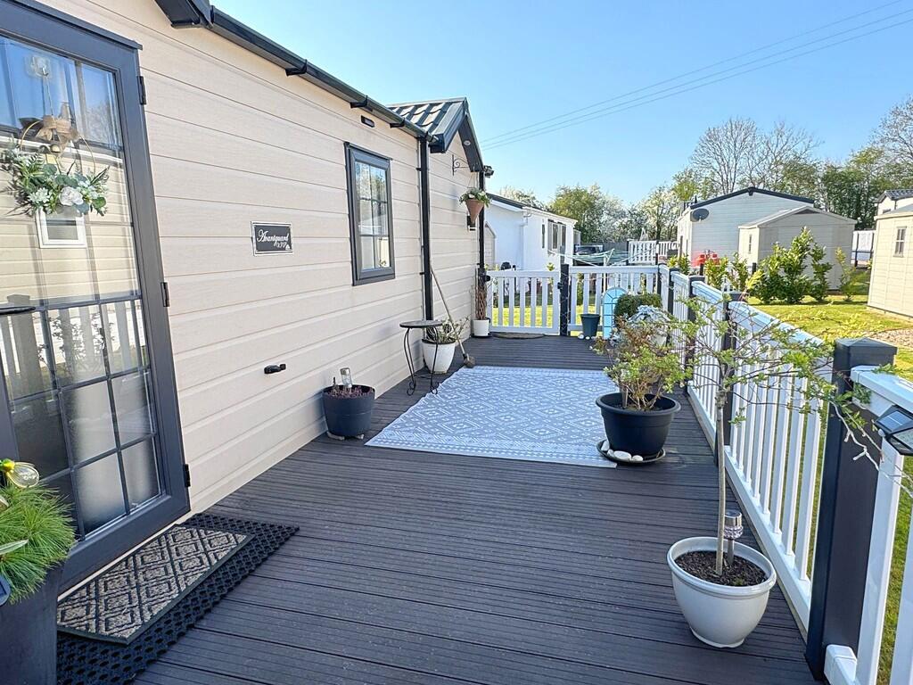 Side decking area