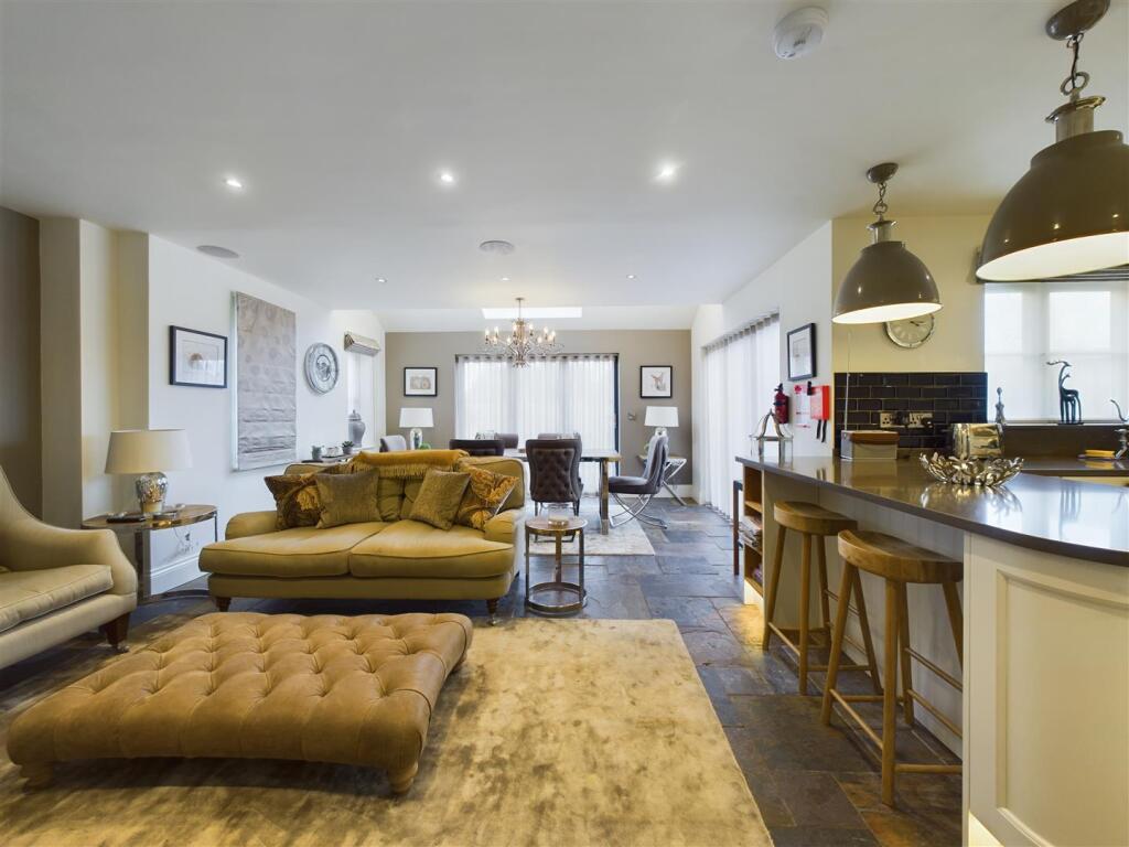 KITCHEN/RECEPTION ROOM