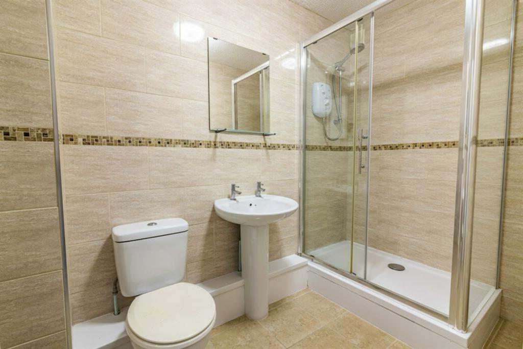 A modern and clean bathroom featuring a spaciou...