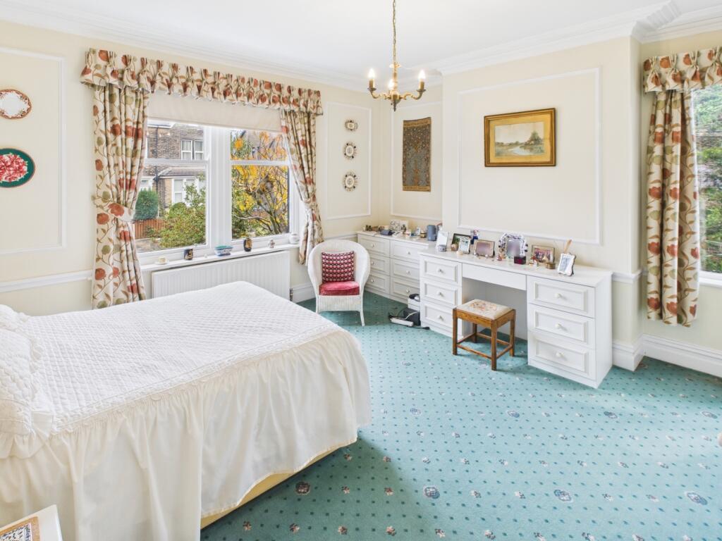 CAM04233G0-PR0042-STILL010