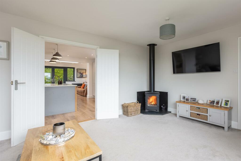 Farmanby Close 61 Sitting Room-1.jpg