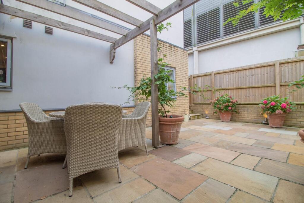 Apartment 1_Lawrence House [Courtyard Garden] 02.j