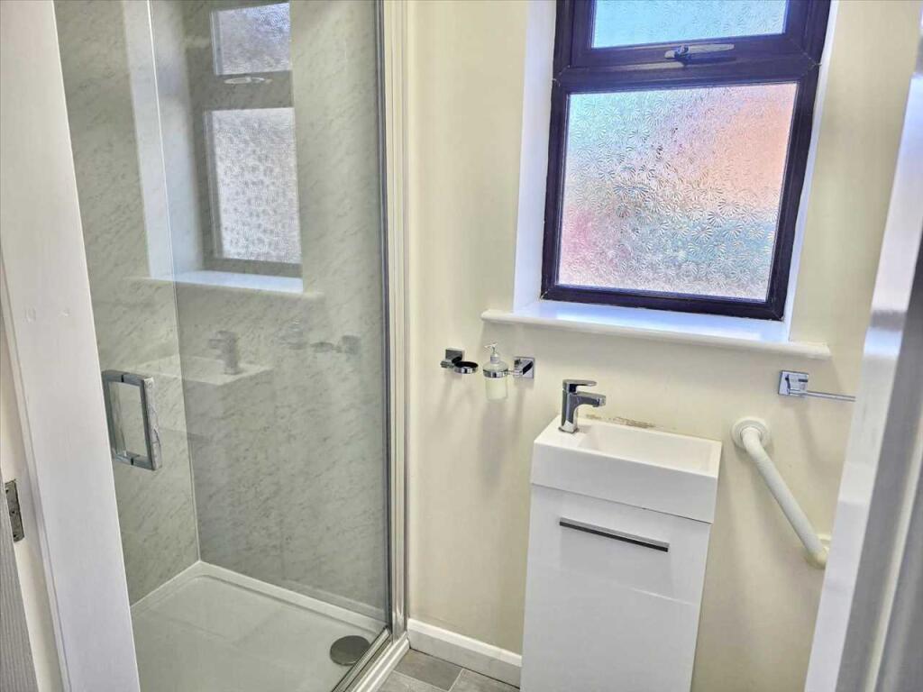 EN-SUITE SHOWER ROOM
