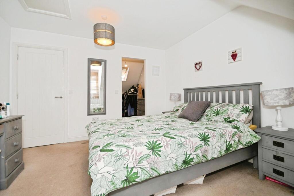 BEDROOM 1 02.jpg