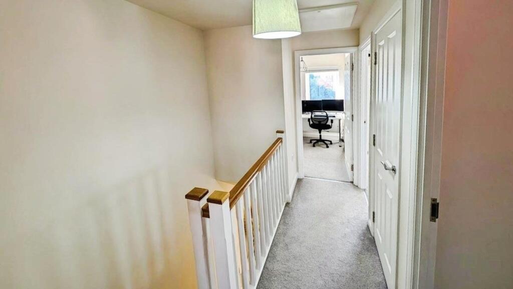 4 Derham Crescent landing a.jpg