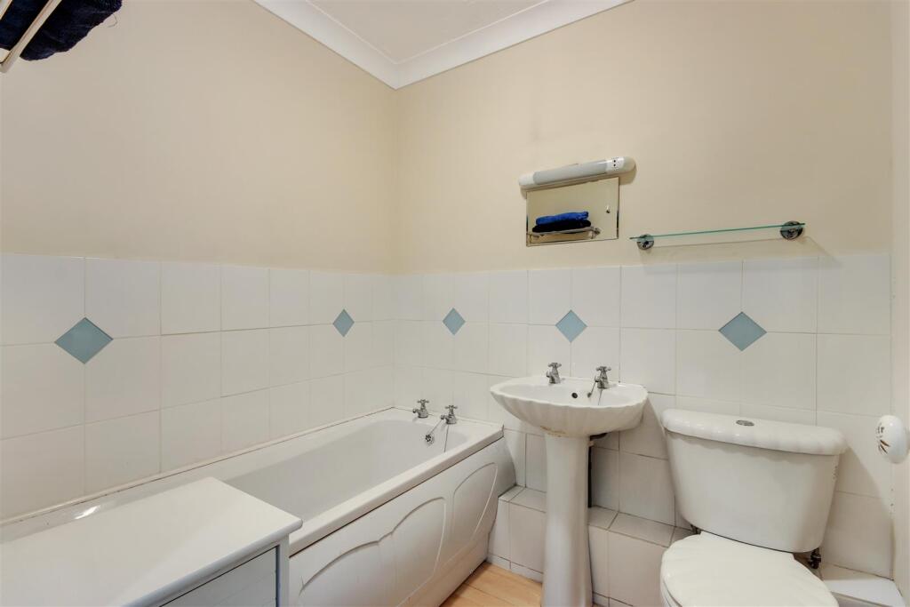 ENSUITE BATHROOM
