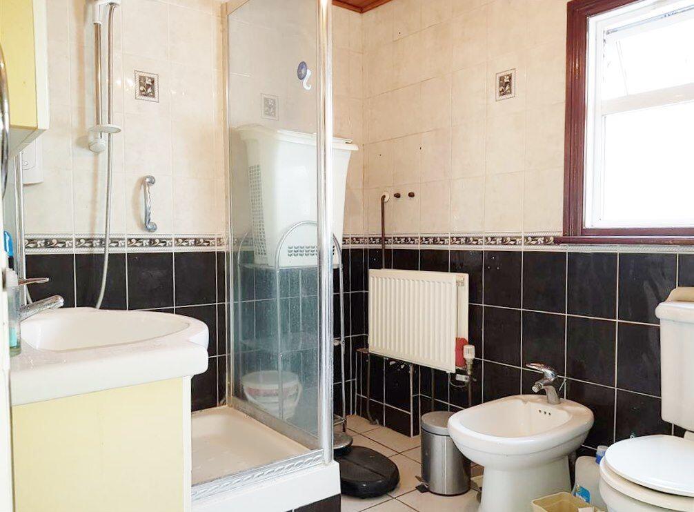 LARGE BATHROOM SUITE