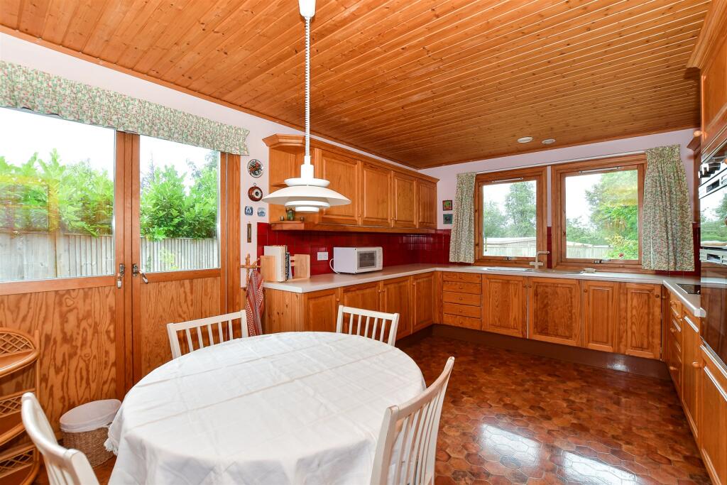 Kitchen/ Dining Room