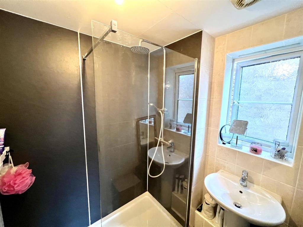 EN-SUITE SHOWER ROOM