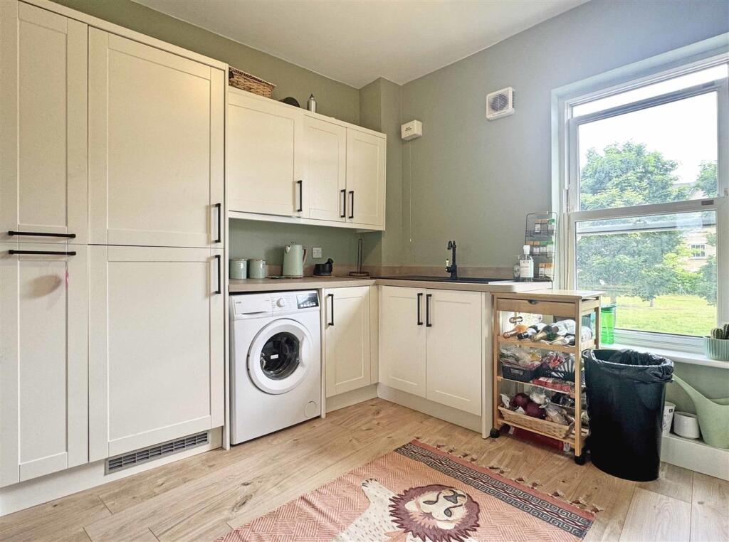 Kitchen b.jpg