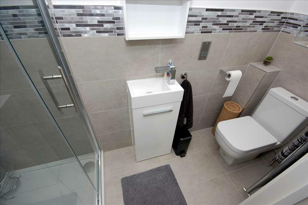 EN-SUITE SHOWER ROOM