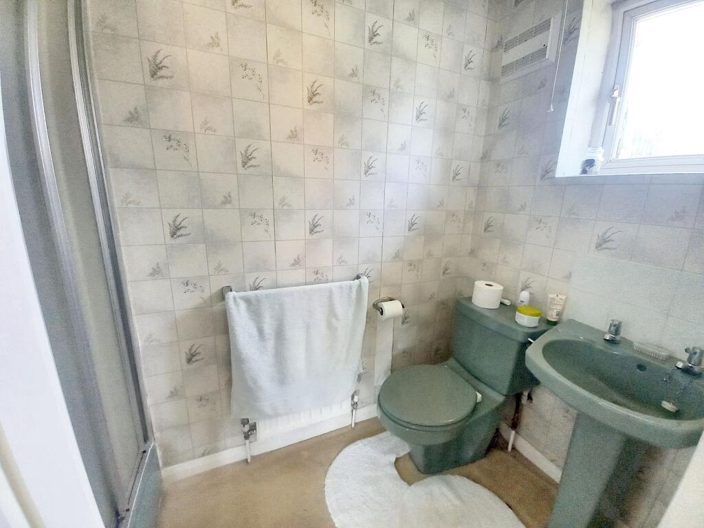 EN-SUITE SHOWER ROOM