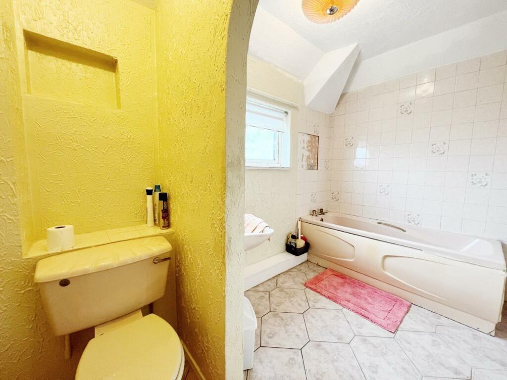 Bathroom pic 1.jpg