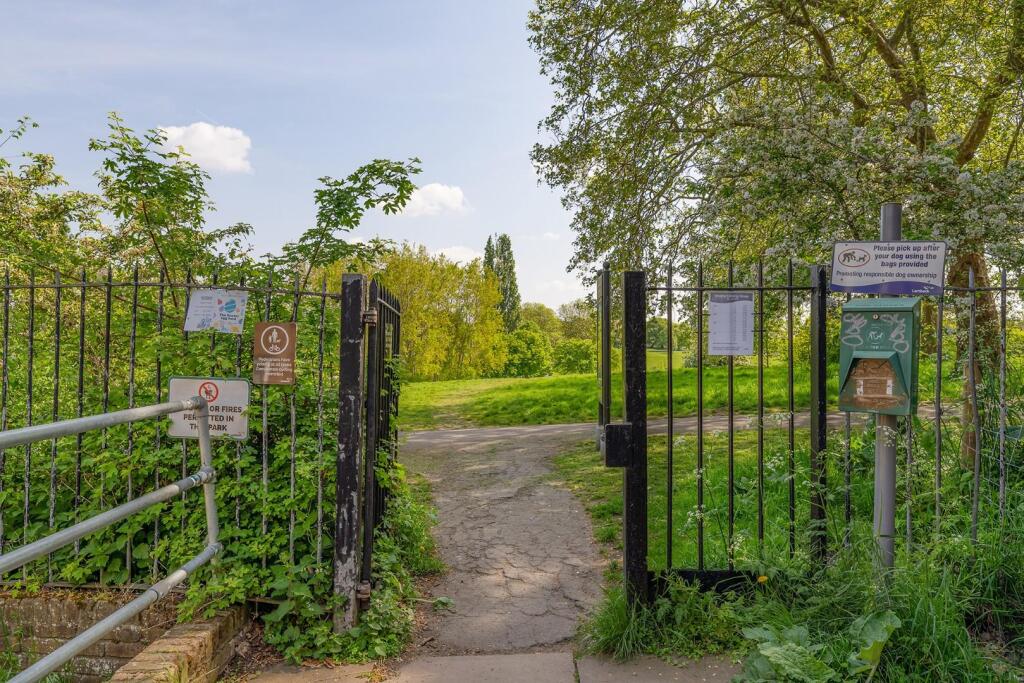 Gate to Brockwell Park.jpg