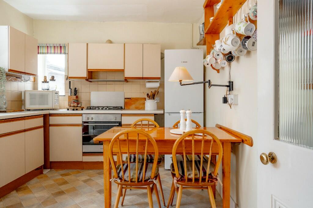 Eat-in kitchen