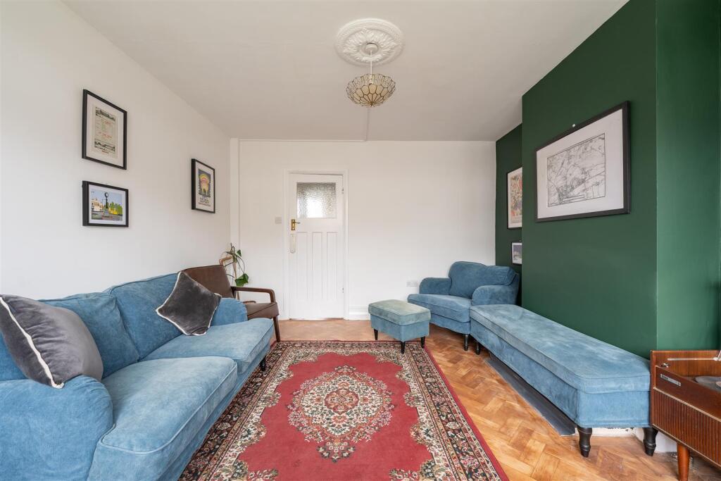 Onslow Gardens, E18