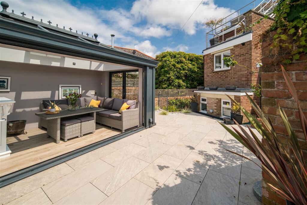 Garden Room &amp; Rear Garden