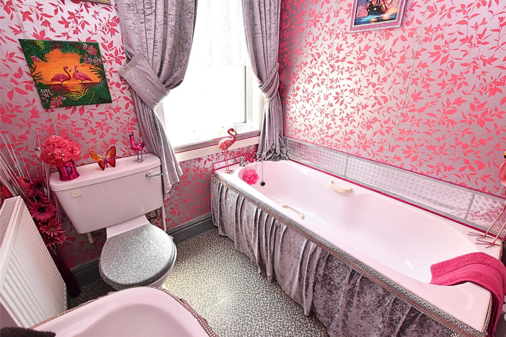 BATHROOM/WC